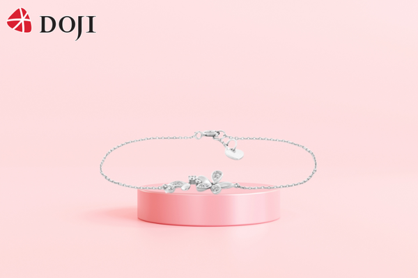 Lắc tay DOJI AFBR800024F2DA1 sở hữu chi tiết hoa lá đính kim cương duyên dáng