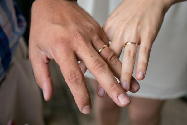 Nhẫn cặp vàng 10K trơn đơn giản nhưng vẫn toát lên vẻ đẹp tinh khôi, thanh thoát