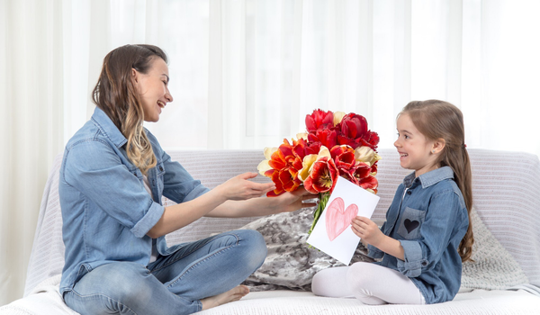 Một bó hoa tươi thắm – gửi gắm yêu thương đến mẹ, người phụ nữ tuyệt vời nhất trong lòng mỗi người