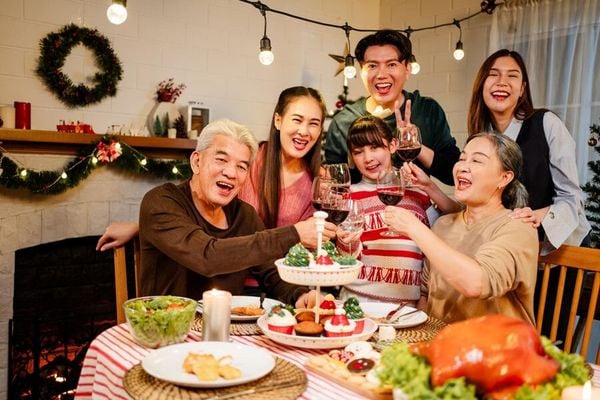 Tổ chức một bữa tiệc ấm cúng cùng gia đình là cách tạo nên sự gắn kết giữa bạn và người ấy cùng các con