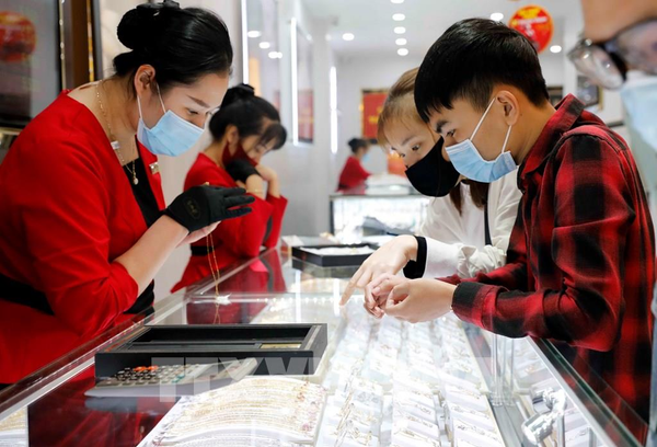 Vàng 18K phù hợp với những người có ngân sách vừa phải, muốn mua trang sức để đeo hàng ngày