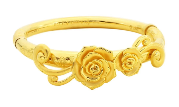 Vòng vàng 24K BWB6000050A1XX0 mang hoạ tiết hoa hồng của DOJI sẽ giúp cô dâu thêm phần quyến rũ và ngọt ngào