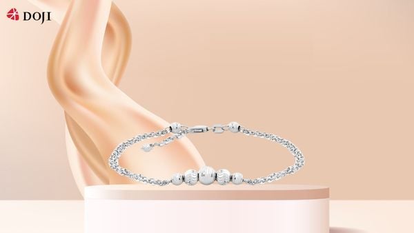 Lắc tay vàng trắng 18K DOJI AFBM989935D2KK1 sở hữu vẻ ngoài đơn giản nhưng đầy cuốn hút
