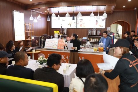 Chuyên Gia Đài Loan Tự Tay Pha Chế Cốc Trà Sữa Trân Châu Siêu Ngon
