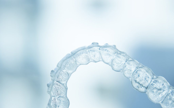 Đặc tính hóa lí, ảnh hưởng của môi trường miệng và sự lão hóa của khay niềng răng trong suốt