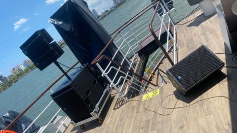 Lắp đặt hệ thống loa Line Array DMX DLA cho du thuyền Poseidon,Đà Nẵng