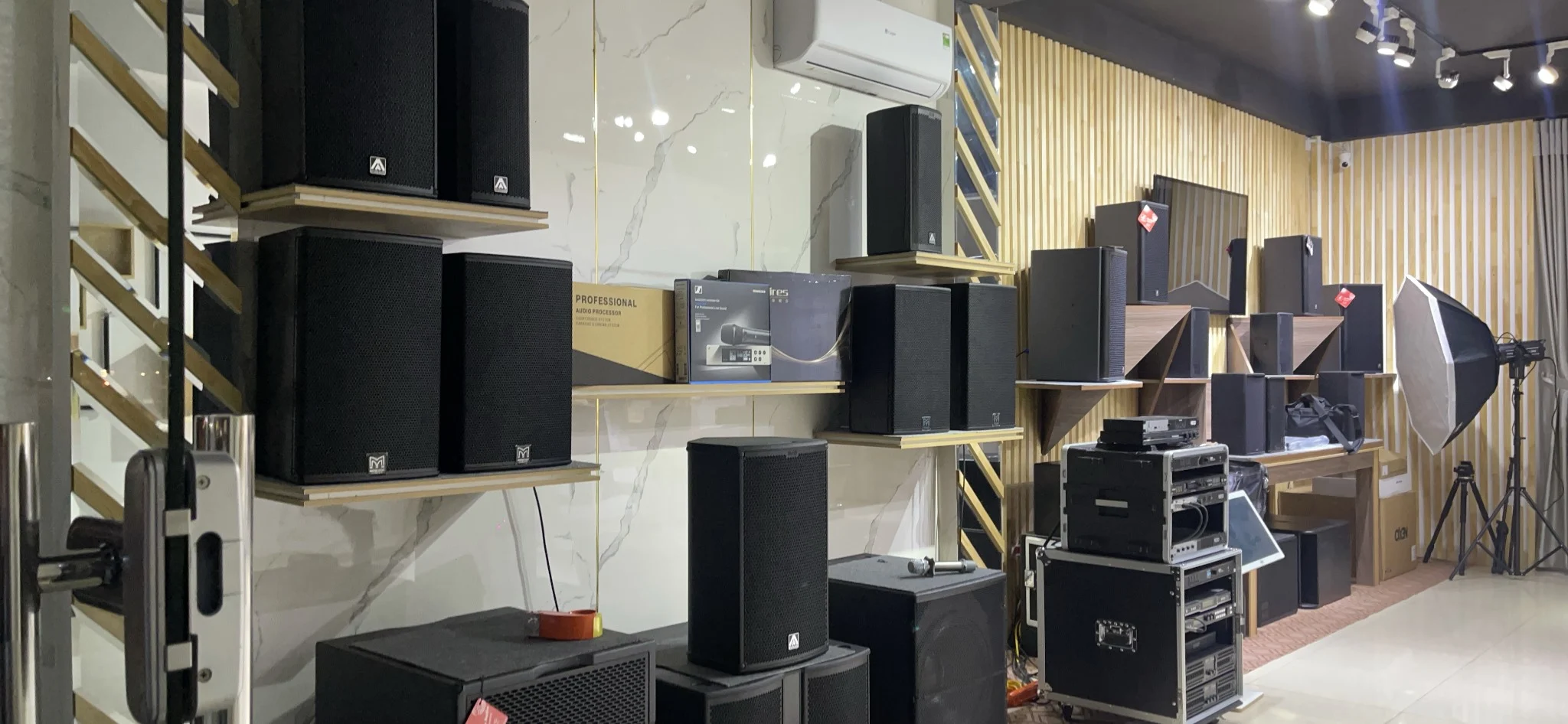 Hinh anh bat mi nhung luu y khi lua chon dan karaoke cao cap so 1