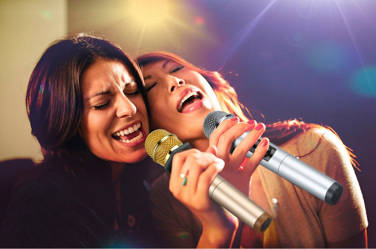 Karaoke com. Красивое пение. Петь караоке. Девушка поет. Люди поют в караоке.