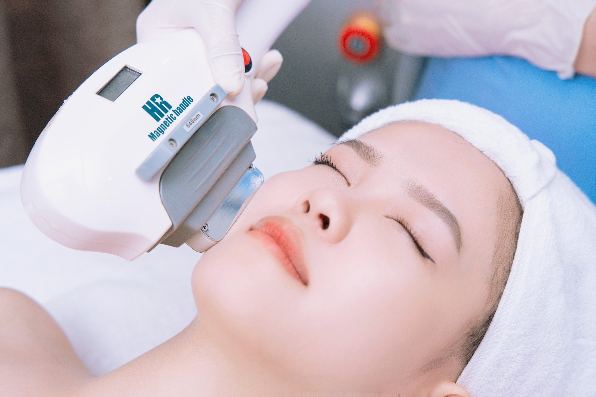 ❌ Cạo mãi vẫn mọc, wax hoài vẫn đau? Triệt lông công nghệ cao – Giải pháp mịn màng nhẹ tênh cho làn da hiện đại