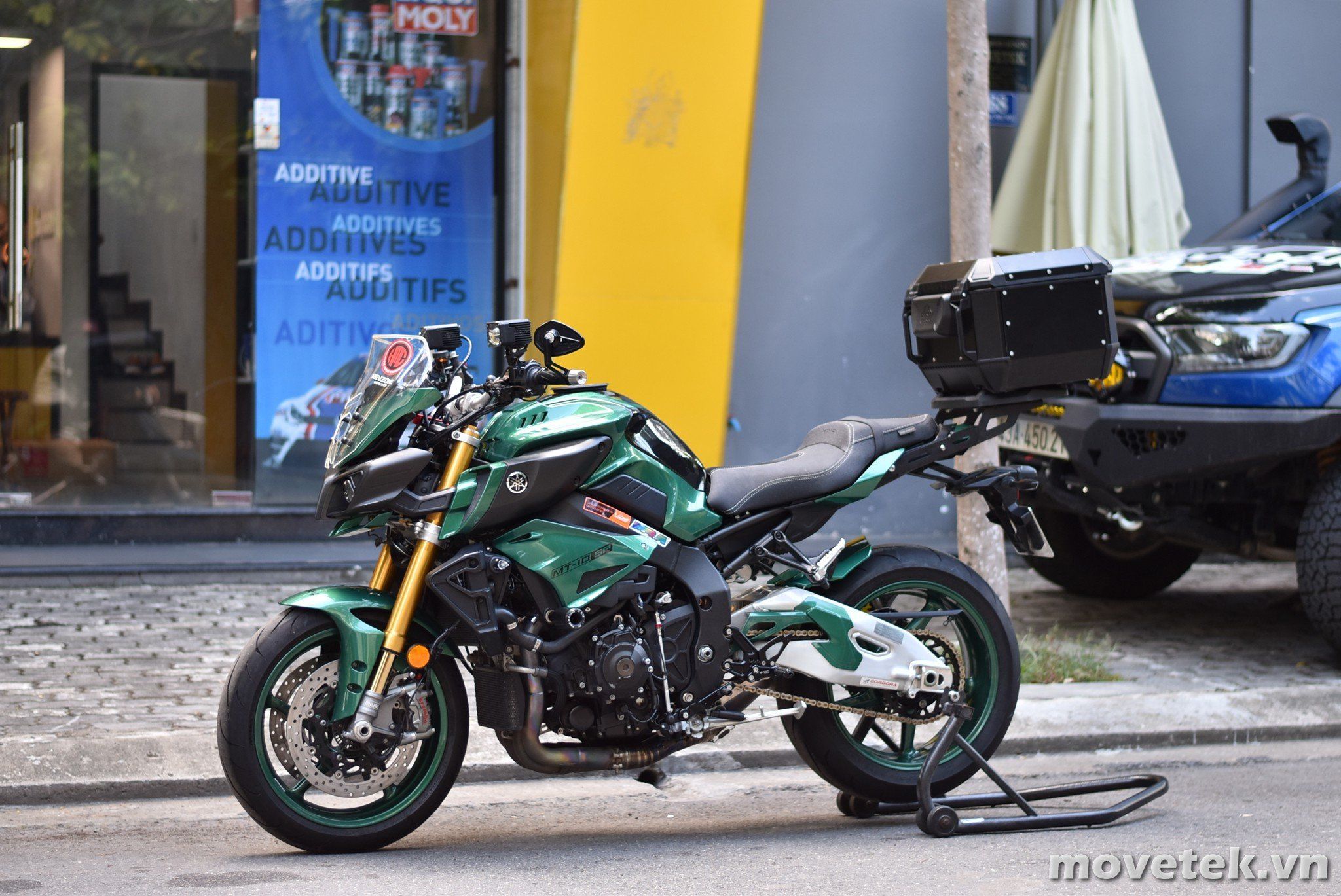Thùng nhôm Givi MTB45 ADV màu đen trên MT10