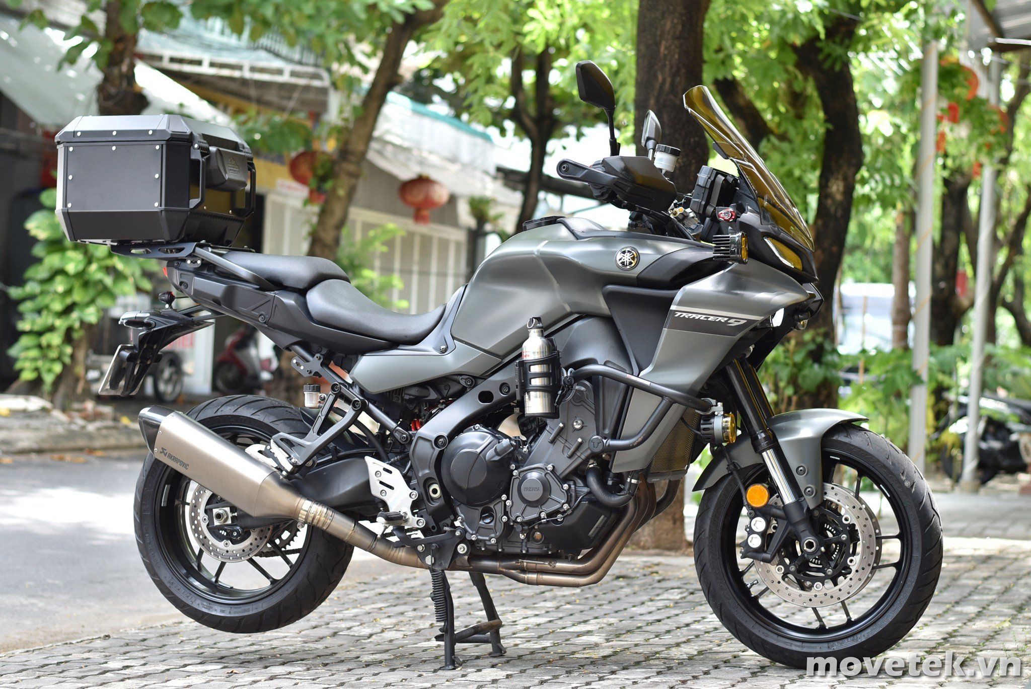 Thùng nhôm Givi MTB45 ADV màu đen trên Tracer 9