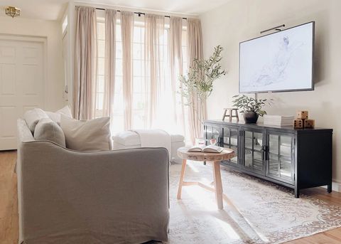 Làm Thế Nào Để Đặt Sofa Và TV Một Cách Hoàn Hảo Trong Phòng Khách?