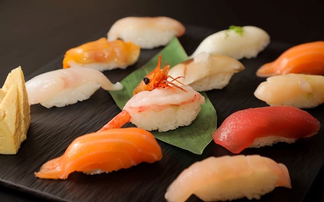 Công thức làm cơm cuộn sushi Nhật Bản đơn giản nhất