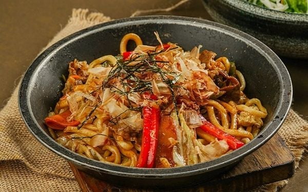 Mách bạn 2 công thức chế biến mì udon xào thơm ngon, lạ miệng
