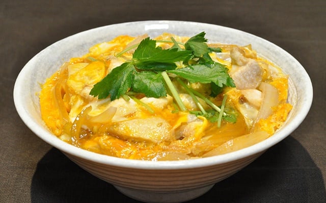 Công thức cơm gà trứng hấp kiểu Nhật Oyakodon đơn giản, dễ làm