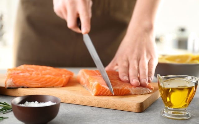 Học cách phi lê cá hồi đơn giản tại nhà cùng Chef Hoshi Phan