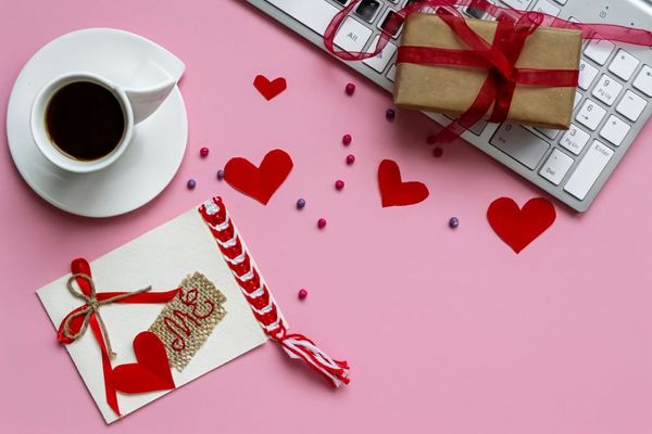 Hãy để cô ấy cảm nhận tình yêu nồng nàn từ bạn bằng những lời chúc thật lãng mạn