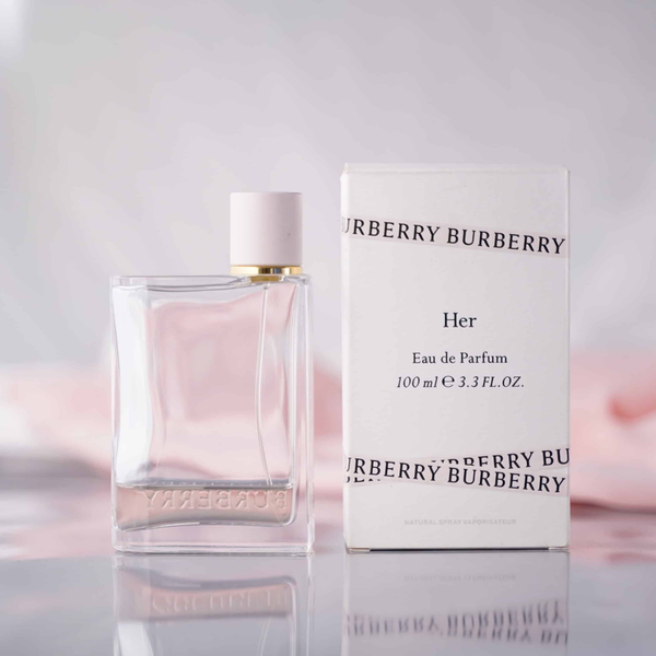 Nước hoa nữ Burberry Her có thiết kế nữ tính, tinh tế