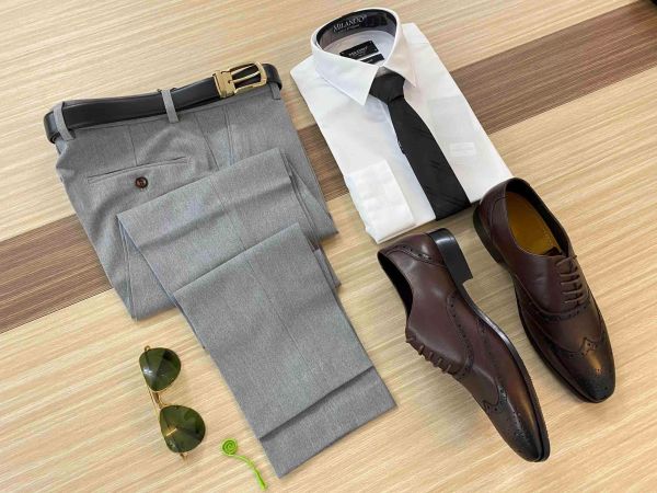 Quà tặng sinh nhật nam giới có thể là quần áo đi làm