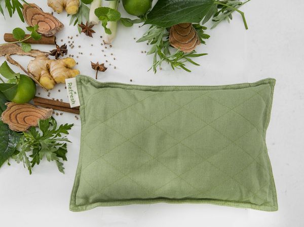 Tặng mẹ gối chườm thảo dược