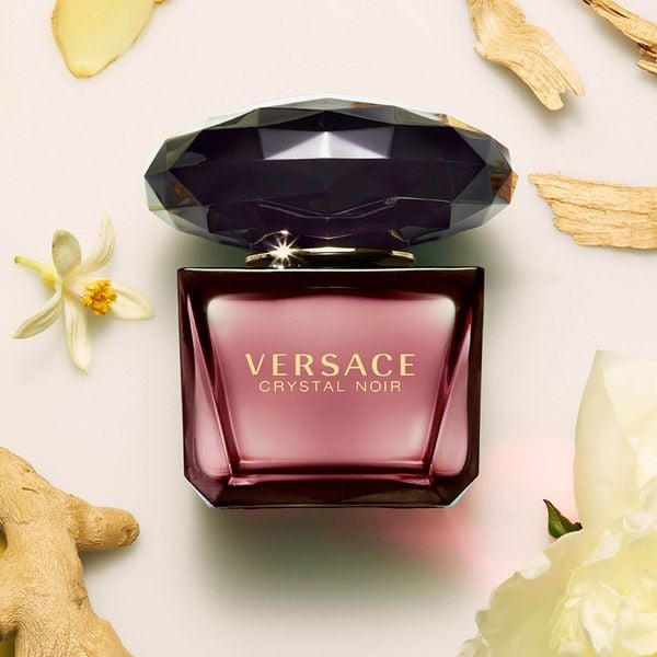 Vẻ ngoài của Versace Crystal Noir như những viên kim cương đen, thời thượng