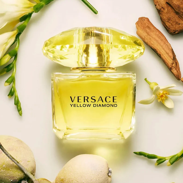 Nước hoa Versace Yellow Diamond là một trong những chai nước hoa nữ có tạo hình nổi bật nhất