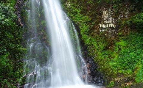CHUYỆN TÌNH LAY ĐỘNG LÒNG NGƯỜI DƯỚI CHÂN THÁC TÌNH
