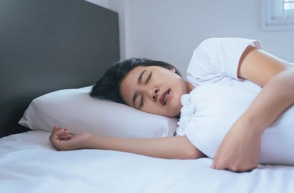 Làm sao để giảm nghiến răng trong lúc ngủ?