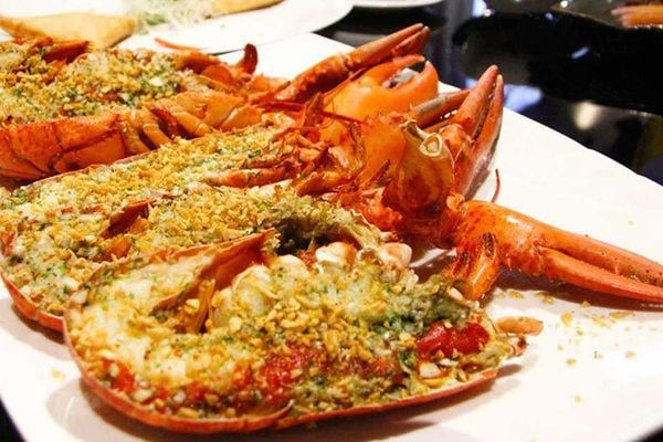 Làm món tôm hùm cháy tỏi kiểu này đãi khách, ai cũng xuýt xoa vì quá ngon