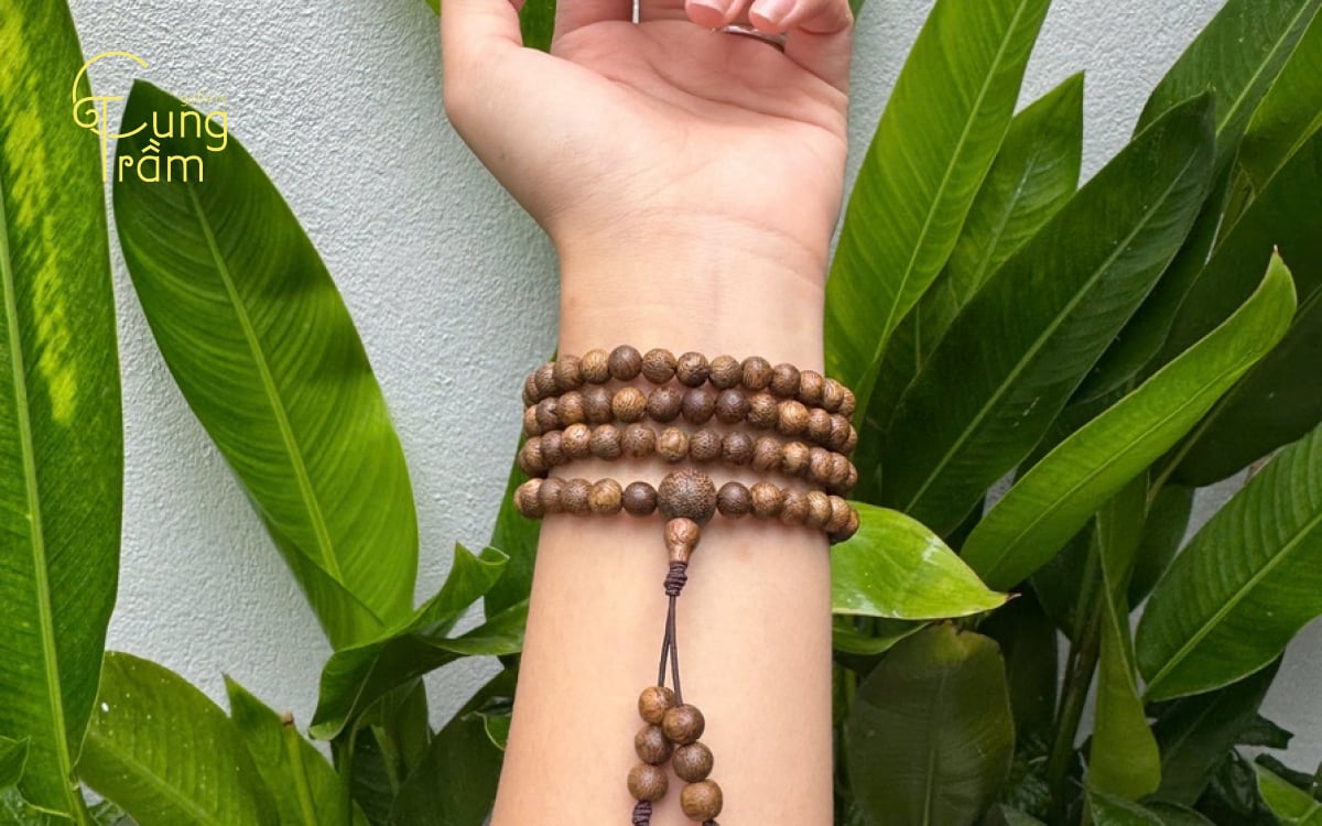 Cách đeo vòng trầm hương 108 hạt 