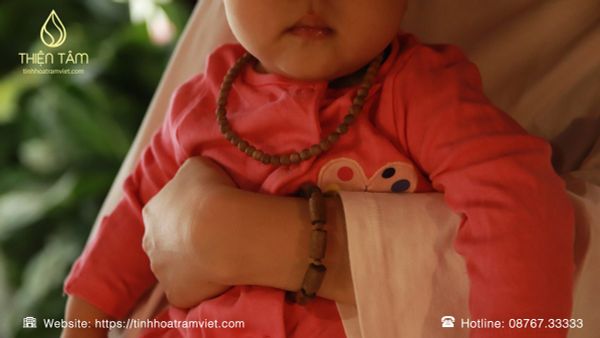 Có nên đeo vòng trầm hương cho bé không? Lợi ích & lưu ý an toàn