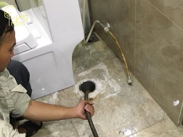 cách-khử-mùi-hôi-phòng-bằng-vệ-sinh-đường-ống-thoát-nước-rãnh