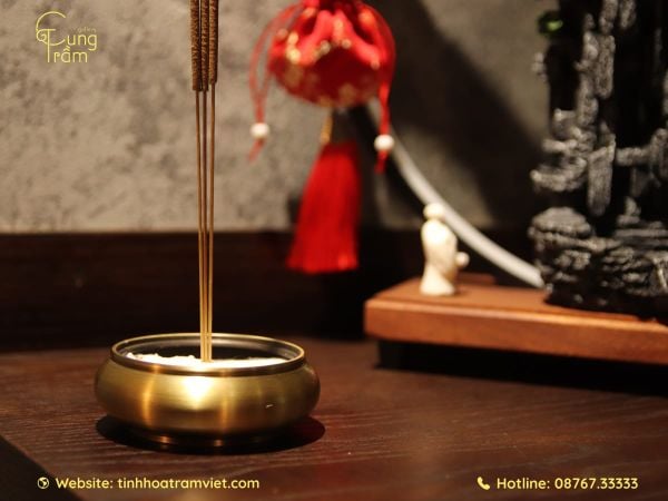 Thắp hương cúng lễ Tết Nguyên Tiêu