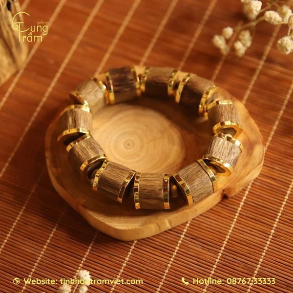 Vòng Trầm mix charm vàng 24K