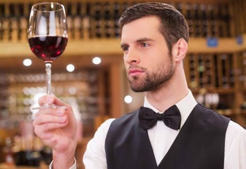 Mách bạn cách cầm ly rượu vang đúng chuẩn chuyên gia