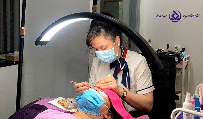 Chia Sẻ Kinh Nghiệm Chọn Nhíp Nối Mi Chuẩn Để Tăng Tốc Nâng Tầm Tay Nghề