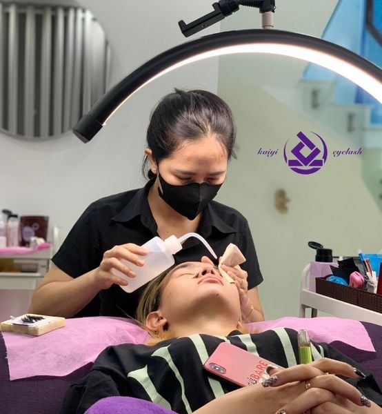 Thợ thực hiện nối mi thiên thần trên khách hàng