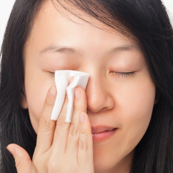 Khi dùng bông tẩy trang phải thận nhẹ nhàng, tránh chà xát quá mạnh lên mí mắt