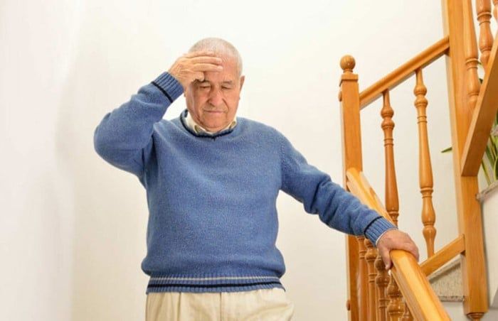 Đột ngột mất thăng bằng là một trong những dấu hiệu đột quỵ trước 1 tuần