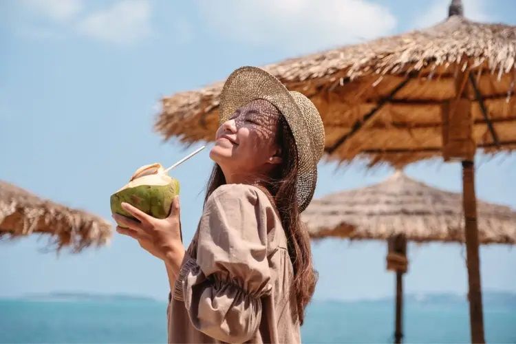 Cách uống nước dừa đúng cách để làm đẹp da