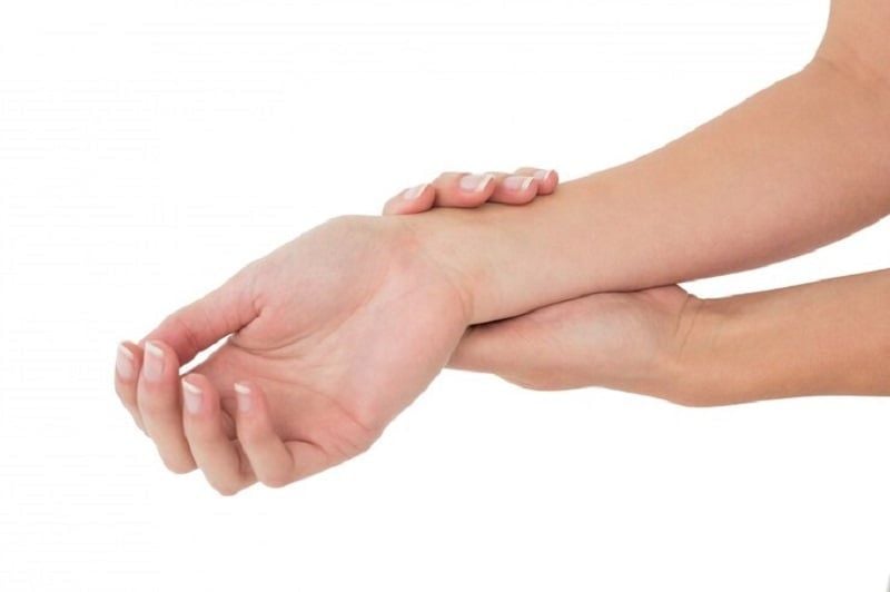 Tê và yếu tay cũng được xếp vào dấu hiệu đột quỵ trước 1 tuần