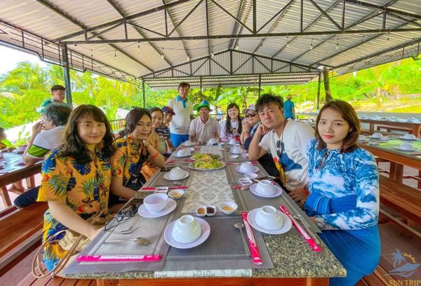 Du khách nghỉ ngơi và ăn trưa tại hòn Móng Tay