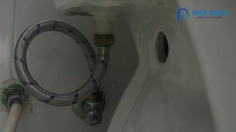 Cách thay ống dẫn nước bồn cầu nhanh chóng, hiệu quả