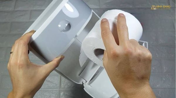 bo san pham giay ve sinh cuon lon va hop dung giay ve sinh