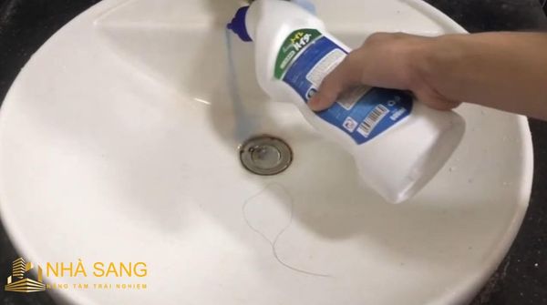 am sach bon rua mat bi o vang bang chat tay chuyen dung