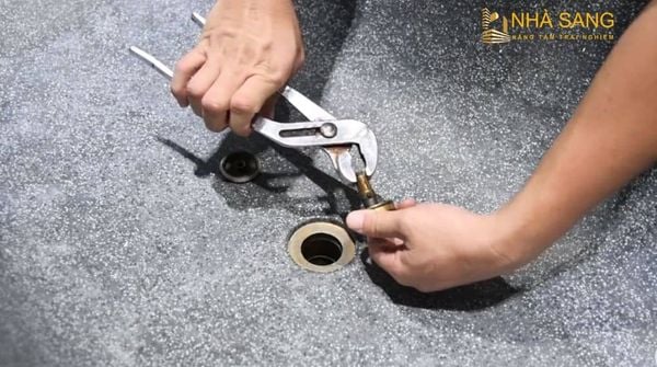 cach mo nap thoat nuoc bon tam nhanh chong