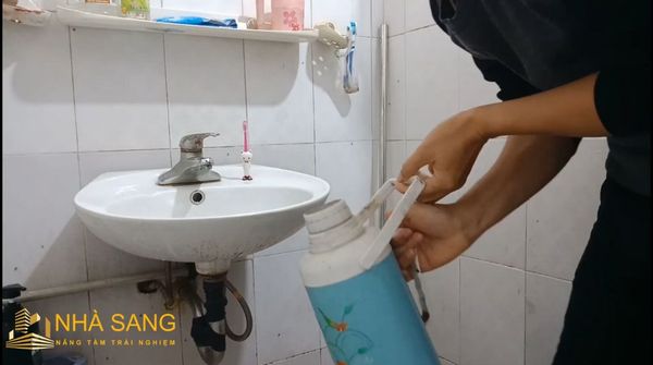 cach tay rua chau rua bat inox bang xa phong voi nuoc nong