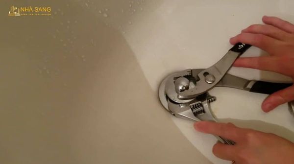 cach thong nut thoat nuoc bon tam bi ket