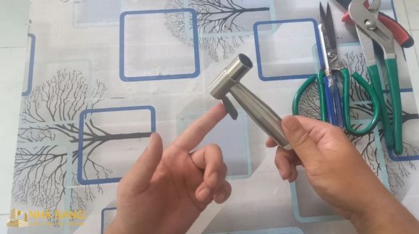 cau tao dau voi xit ve sinh bon cau