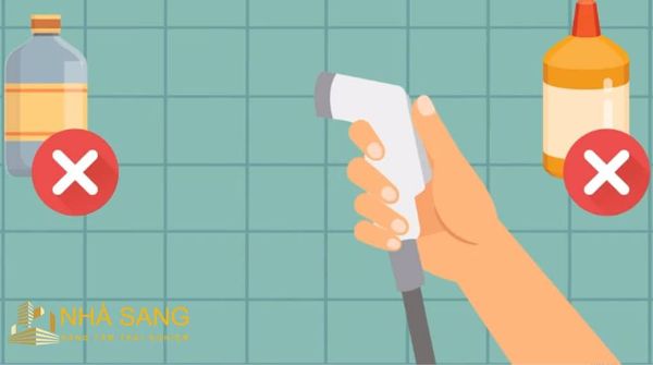 nen dung voi xit hay giay ve sinh de tot nhat